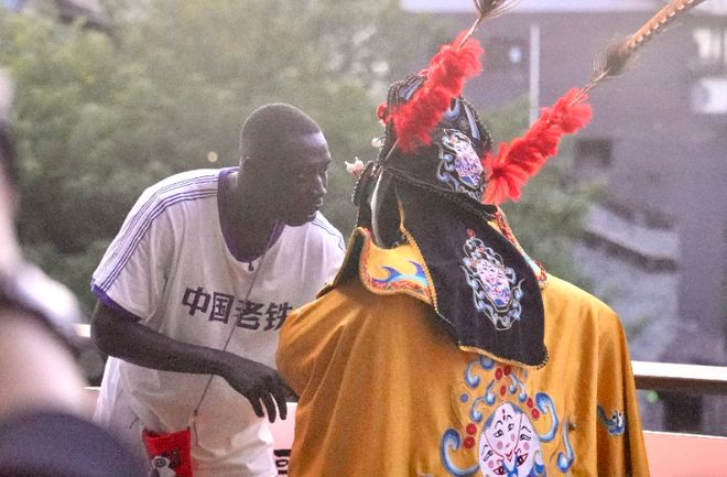 语哥”现身重庆！以火锅为背景创造新的表情包PG电子麻将胡了模拟器全球第二大网红“无(图2)